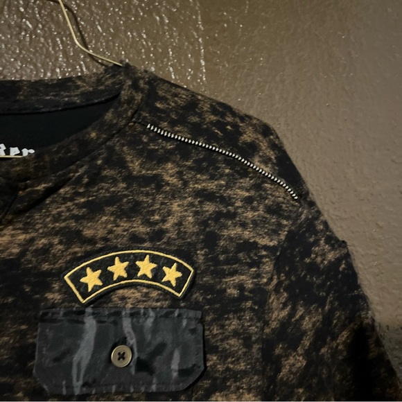 Black & Brown Knickerbocker Short Sleeve Tee with Star & Zipper Details, Size S - Picture 4 of 6